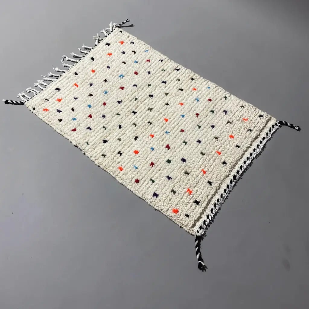 Petit tapis artisanal marocain 96×65 cm aux couleurs vives et motifs traditionnels uniques.