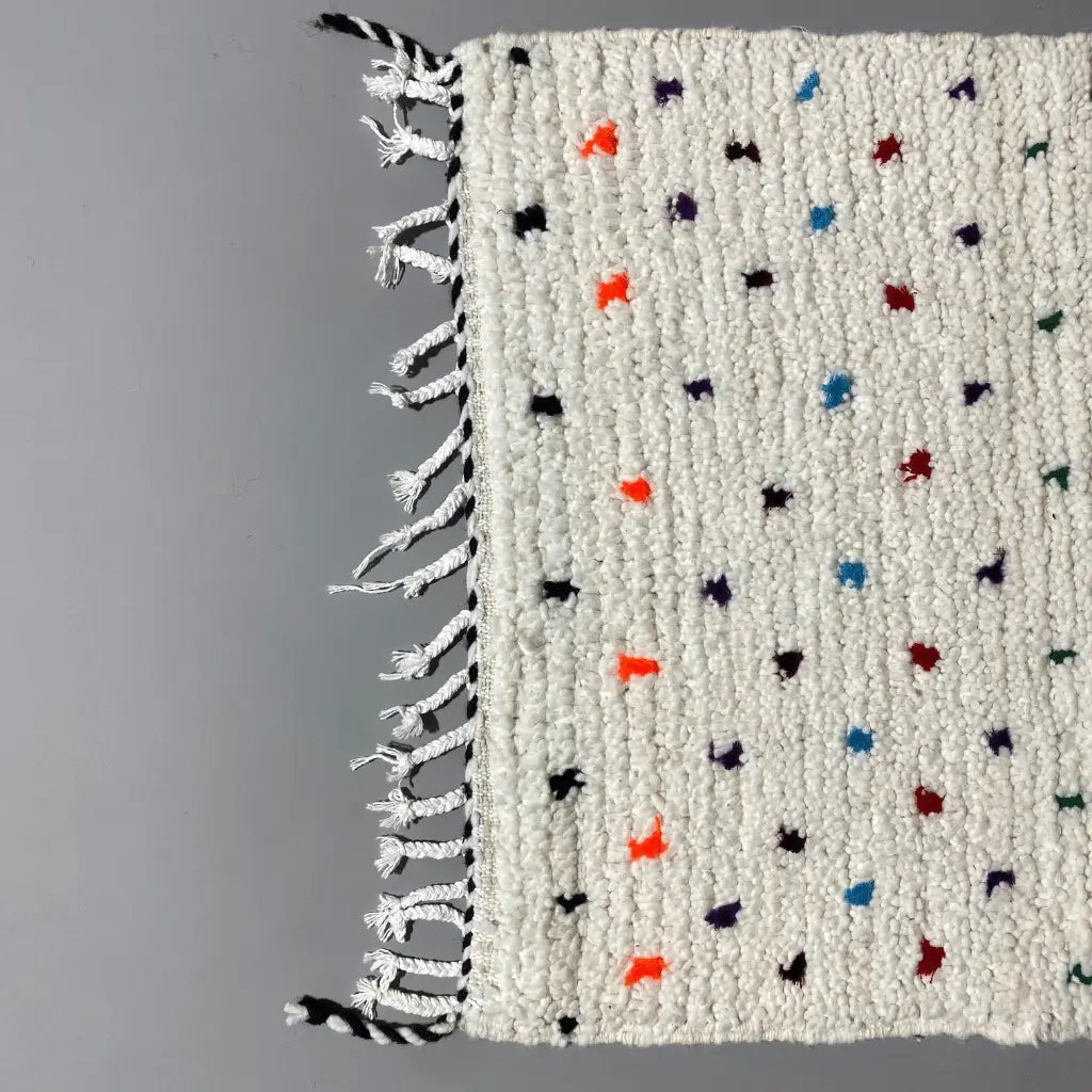 Tapis berbère marocain 96×65 cm, fabrication artisanale, palette de couleurs vives.