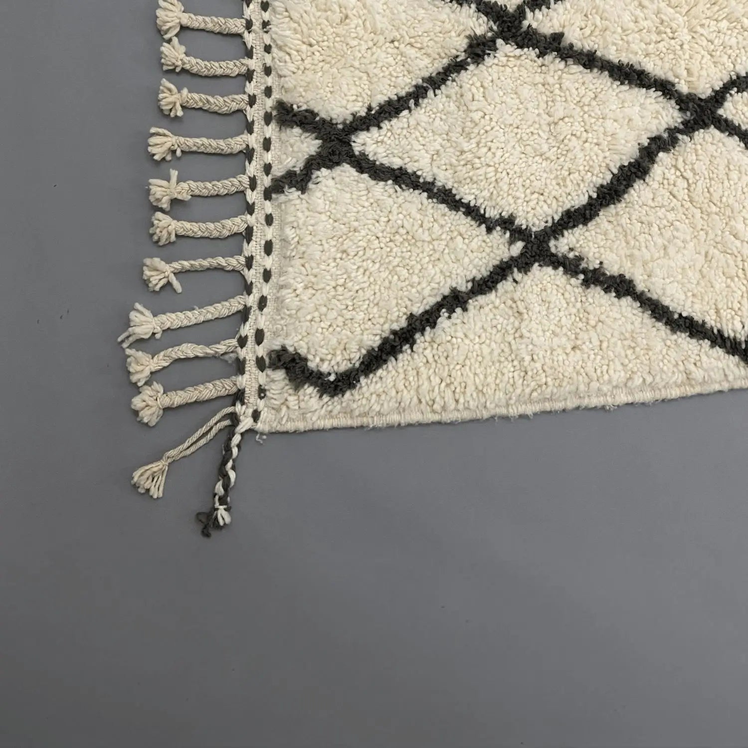 Tapis Beni Ouarain moyen en laine blanche naturelle, style berbère authentique – Decoecoart